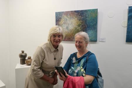 Umetnica pred sliko s